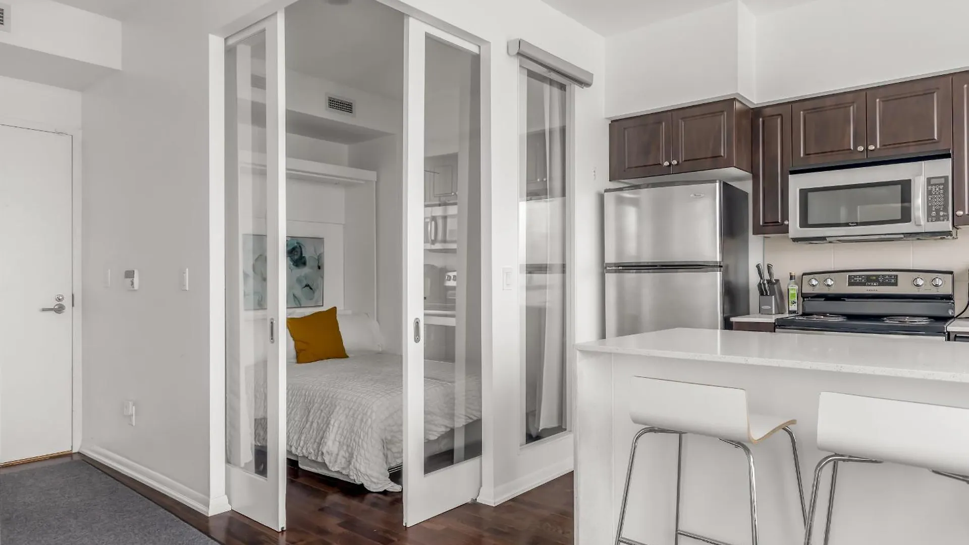 Apartment 2 Bedroom W/ Amazing Views & Parking Toronto