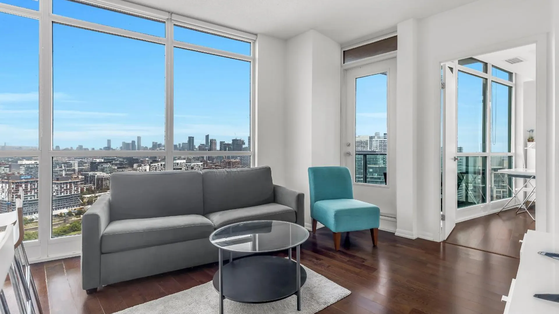 2 Bedroom W/ Amazing Views & Parking Toronto Apartment