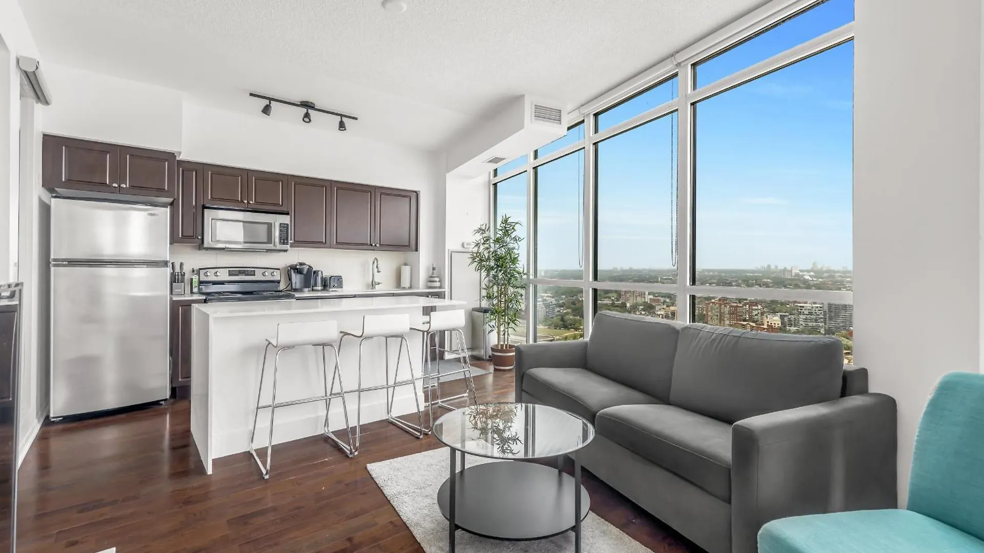 Apartment 2 Bedroom W/ Amazing Views & Parking Toronto Canada